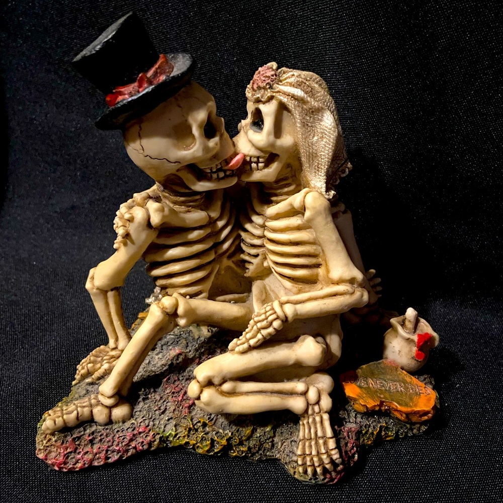 Love Never Dies Halloween Gothic Wedding Skeleton husband & wife kissing figure